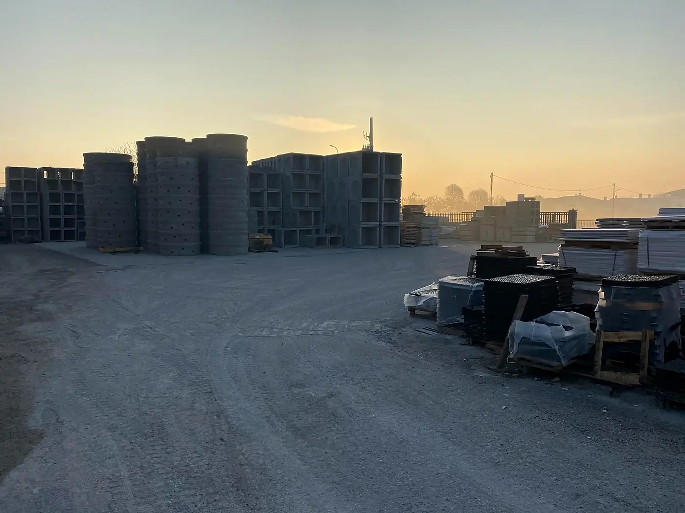 Il piazzale di Berlingo al tramonto con anelli e pozzetti in cemento